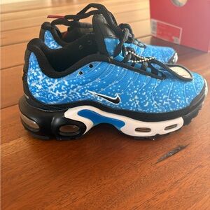 New! Never been worn kids NIKE air max plus sneakers. Size 1Y